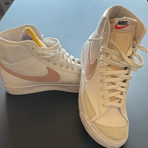 Nike High-Top Blazer mid 77 Sneakers in white and light pink swoosh